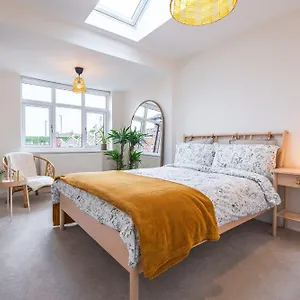 Nature Inspired With 3 - 10 Mins From Manchester Airport Timperley