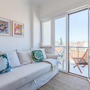 https://renovated-sunny-apartment-with-amazing-sunset-balcony.hotels-lisbon-portugal.com